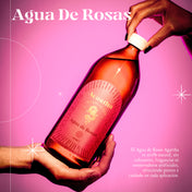 Agua de rosas Agartha rociada sobre el rostro como fijador de maquillaje, dejando una sensación fresca y suave.