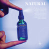 Spray Pain Relief en uso, perfecto para refrescar la piel y proporcionar alivio inmediato de tensiones y malestar.