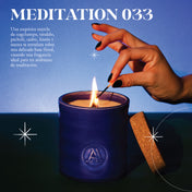 Vela Meditation 033 encendida, ideal para llenar tus espacios con un aroma calmante y duradero que promueve la tranquilidad.