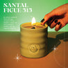 Vela Santal Figue 515 encendida, diseñada para llenar tus espacios con un aroma duradero y envolvente.