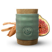 Vela Santal Figue 515 con una fragancia exótica de higos frescos, sándalo, manzana, limón, jengibre, canela y notas herbales, ideal para transformar tus espacios.