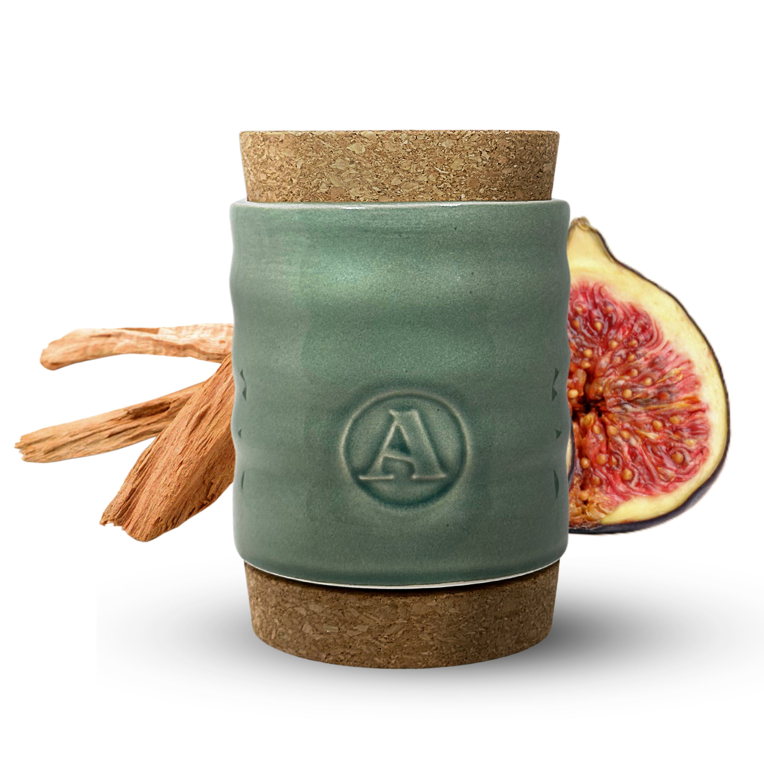 Vela Santal Figue 515 con una fragancia exótica de higos frescos, sándalo, manzana, limón, jengibre, canela y notas herbales, ideal para transformar tus espacios.