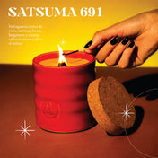 Vela Satsuma 691 encendida, ideal para llenar tu hogar con un aroma fresco y alegre que eleva el ánimo.