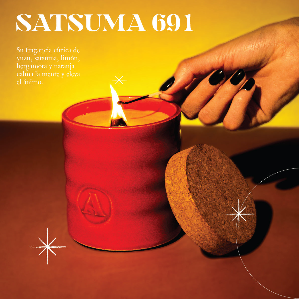 Vela Satsuma 691 encendida, ideal para llenar tu hogar con un aroma fresco y alegre que eleva el ánimo.