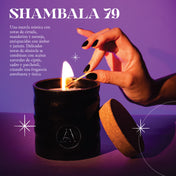 Vela Shambala 79 encendida, diseñada para llenar el hogar con una fragancia duradera y envolvente.