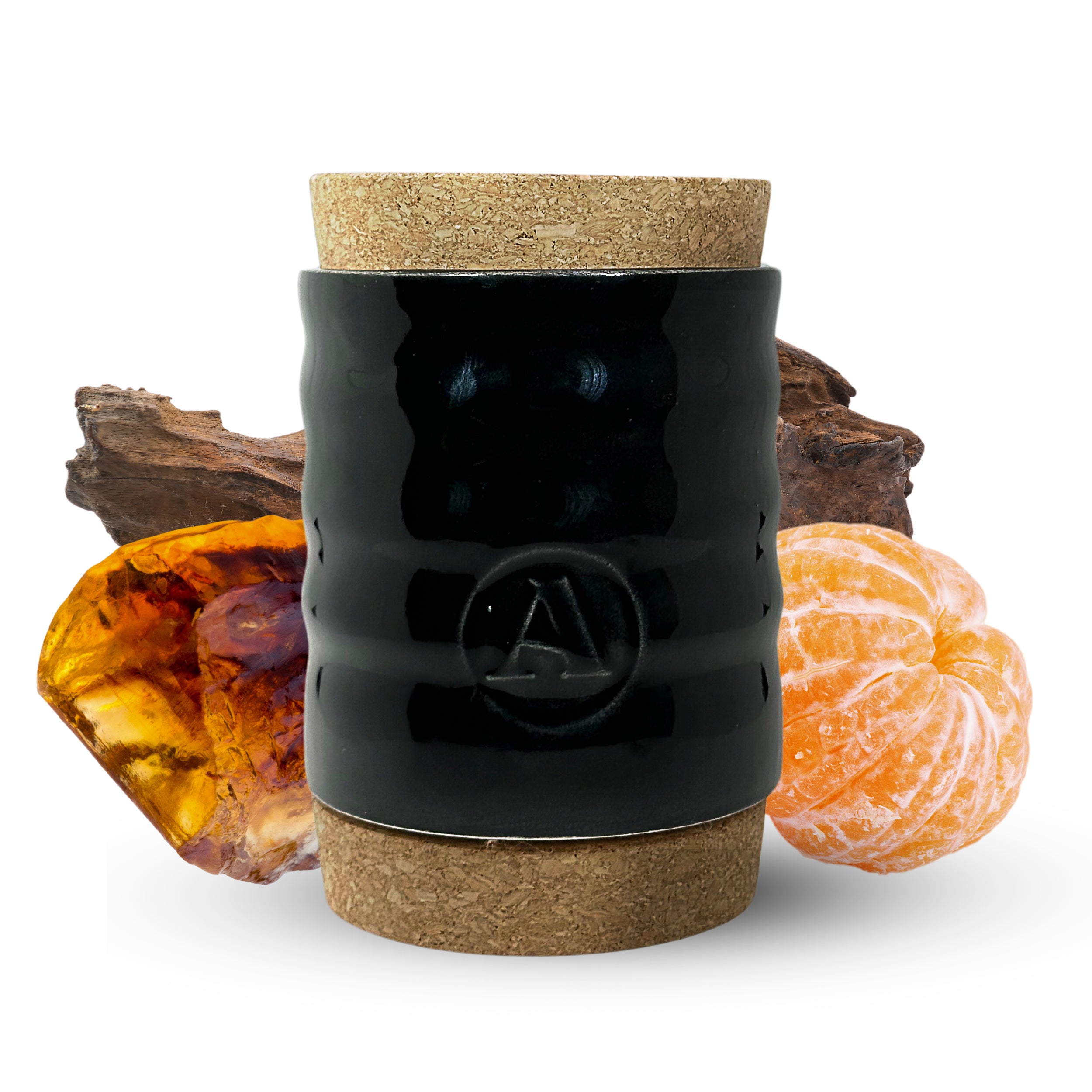 Vela Shambala 79 con una mística fragancia de ámbar, ciruela, mandarina, naranja, jazmín, almizcle, ciprés, cedro y patchouli, ideal para un ambiente cálido y sofisticado.