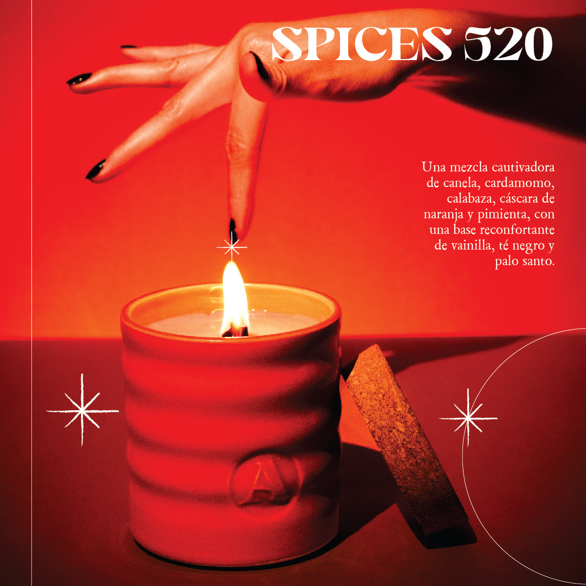 Vela Spices 520 encendida, ideal para llenar tu hogar con un aroma cálido y especiado que deleita los sentidos.