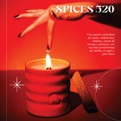 Vela Spices 520 encendida, ideal para llenar tu hogar con un aroma cálido y especiado que deleita los sentidos.