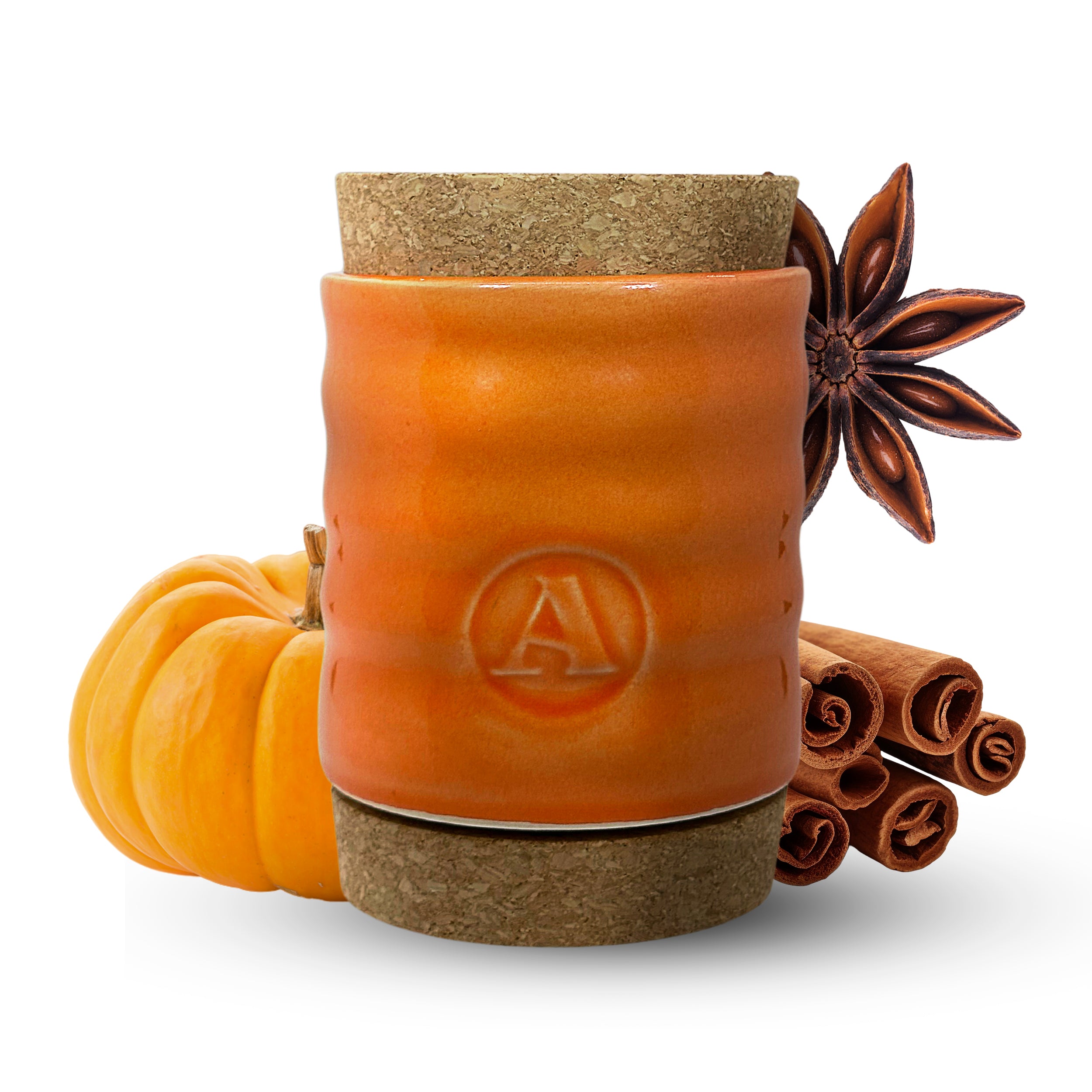 Vela Spices 520 con una fragancia cautivadora de canela, cardamomo, calabaza, cáscara de naranja y pimienta, sobre una base de vainilla, té negro y palo santo.